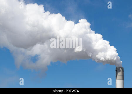 Il fumo del camino di una centrale a carbone Foto Stock