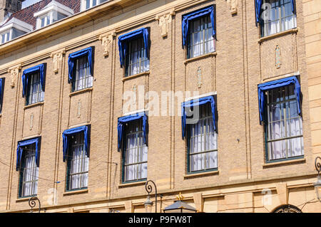 Tende da sole blu ripiegato intorno a Windows su un edificio a L'Aia, Paesi Bassi. Foto Stock