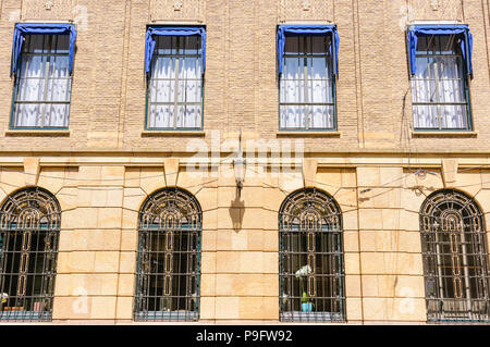 Tende da sole blu ripiegato intorno a Windows su un edificio a L'Aia, Paesi Bassi. Foto Stock