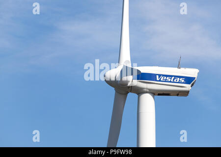 Una turbina eolica Vestas contro il cielo blu. Vestas Wind Systems A/S è un produttore danese, venditore, installer e servicer di turbine eoliche. Foto Stock