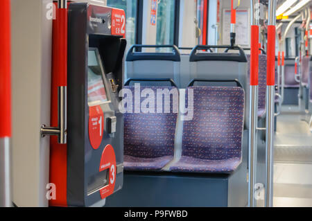 Ticket Machine all'interno di un tram, l'Aia, Paesi Bassi. Foto Stock