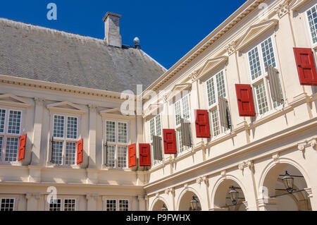 Persiane rosse al di fuori della corte interna del Binnenhof, l'Aia, Paesi Bassi. Foto Stock