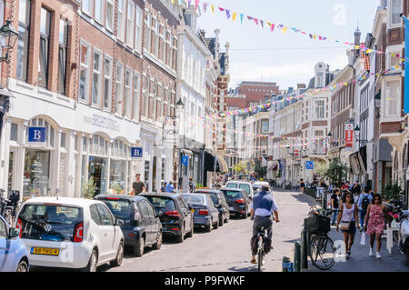 Prinsestraat, una trafficata via dello shopping in una giornata di sole con bunting overhead, l'Aia, Paesi Bassi Foto Stock