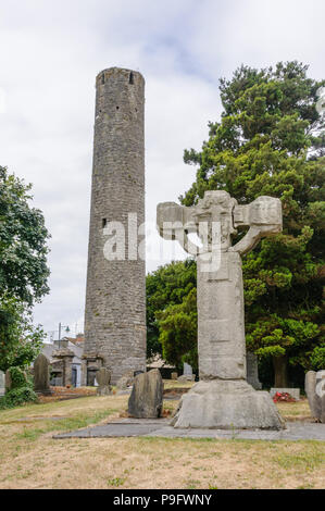 Decimo secolo roundtower e rotto celtic cross, a Kells Abbey, Kells, nella contea di Meath, Irlanda Foto Stock