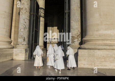 Le monache presso la Basilica di San Pietro in Roma, Italia Foto Stock