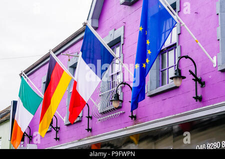 Bandiere di Irlanda, Germania, Francia e Unione europea al di fuori di un bar in Irlanda. Foto Stock