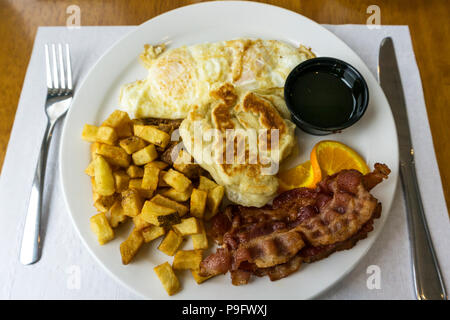 Un TERRANOVA colazione a base di uova, bacon, hash brown patate e toutons con melassa. Foto Stock