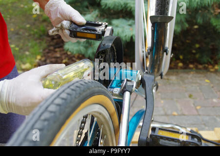 Noleggio Manutenzione e lubrificazione a olio da aggiustatore. Bike assistenza meccanica. Foto Stock