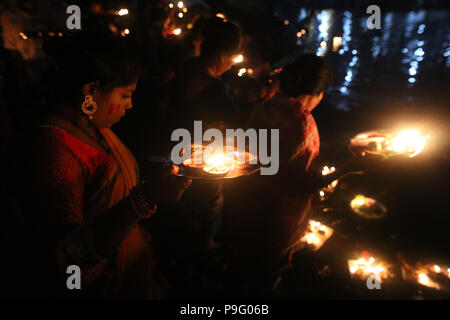 Dacca in Bangladesh: devoto indù le donne ricoprono lampade a olio per rilasciare al fiume in quanto osservano un rituale chiamato Bipodnashini Puja a Dhaka, nel Bangladesh il 17 luglio 2018. Durante il rituale di persone provenienti da comunità indù prendere lunga giornata rituale e mantenere veloce. Strettamente associato alla dea Sankattarani e considerato come uno dei 108 Avatar della dea Durga, Bidaptarini è pregato specialmente per aiutare a superare difficoltà. © Rehman Asad / Alamy Stock Photo Foto Stock