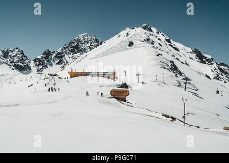 Impianti di risalita in Almaty montagne. Shymbulak Ski Resort Hotel ora-capped Tian Shan nella città di Almaty, Kazakhstan, l'Asia centrale. Foto Stock