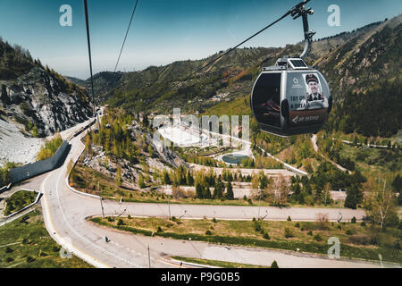 Funivia con Medeo stadium ad Almaty in Kazakistan. Medeo Stadium è il più alto situato nel mondo - 1691 m. sopra il livello del mare. Foto Stock