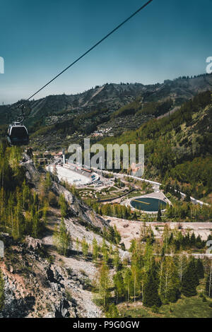 Funivia con Medeo stadium ad Almaty in Kazakistan. Medeo Stadium è il più alto situato nel mondo - 1691 m. sopra il livello del mare. Foto Stock