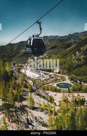 Funivia con Medeo stadium ad Almaty in Kazakistan. Medeo Stadium è il più alto situato nel mondo - 1691 m. sopra il livello del mare. Foto Stock