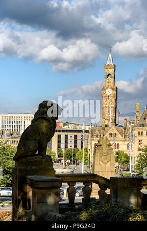Silhoutte di lions statuto di fronte al municipio edificio nella città di Bradford, Regno Unito. Foto Stock
