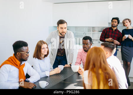 Closeup ritratto di gruppo ambizioso di gente di affari chiacchierare insieme nella cucina di office Foto Stock