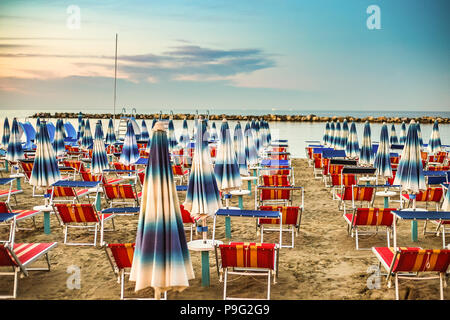 Ombrelloni e sedie a sdraio di località balneari in Emilia Romagna in Italia Foto Stock