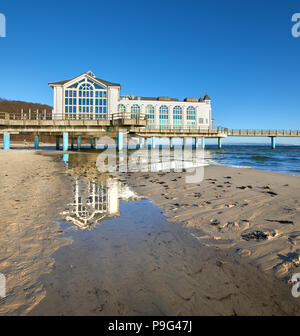 In Seebrucke Sellin sull'isola di Rügen, Mar Baltico, nella Germania settentrionale, in vista laterale con la riflessione in acqua di mare spruzzato su una spiaggia Foto Stock