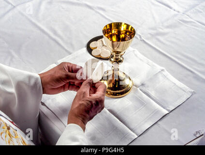 Sacerdote la rottura ostia comunione signor © Myrleen Pearson.......Ferguson Cate Foto Stock