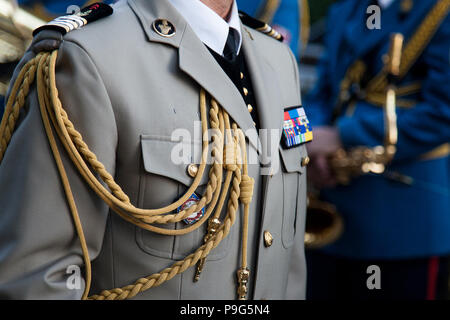 Belgrado, Serbia - Luglio 14, 2018: Close up sul uniforme formale dell'esercito francese, forze di terra (Armée de Terre DGRIS divisione) durante una cerimonia Foto Stock