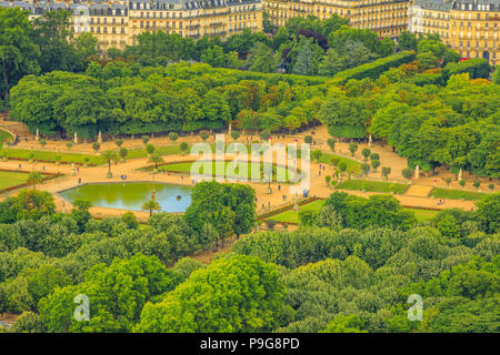 Vista dettagliata del Le Jardin du Luxembourg Gardens dalla terrazza panoramica della Tour Montparnasse. Vista aerea di Parigi pubblico urbano, parco e giardini di stile francese del Residence Palazzo del Presidente del Senato. Foto Stock