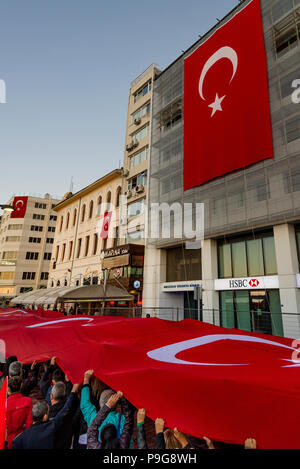 Izmir, Turchia - 29 Ottobre 2017: la gente a piedi a Kordon Konak Izmir con un enorme bandiera turca e mantenendo le loro bandiere turco su mani e alcune con Foto Stock