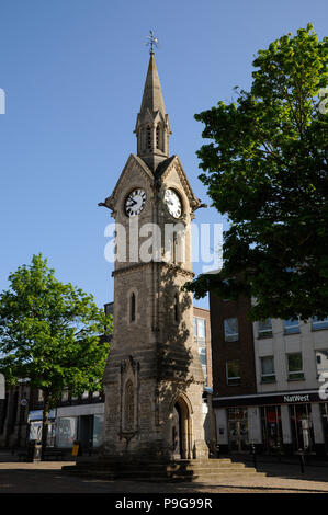 Clock Tower, Aylesbury, Buckinghamshire. La Torre dell Orologio al centro di Mugnano di Napoli di piazza del mercato è stata costruita nel 1876, Foto Stock