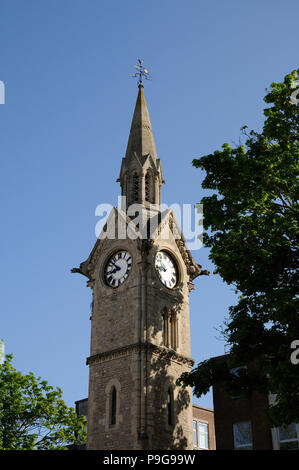 Clock Tower, Aylesbury, Buckinghamshire. La Torre dell Orologio al centro di Mugnano di Napoli di piazza del mercato è stata costruita nel 1876, Foto Stock