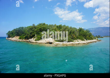 Piccola isola verde nel mar Mediterraneo nella giornata di sole Foto Stock