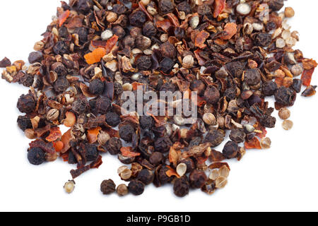 Dolce e profumata di pepe nero piselli alla rinfusa isolati su sfondo bianco vista superiore Foto Stock