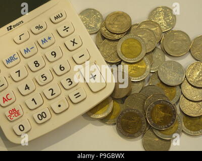 Baht tailandese di monete con la calcolatrice per scopo commerciale Foto Stock