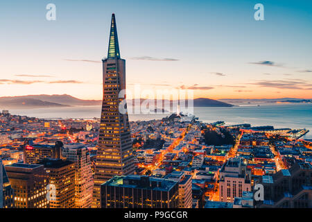 San Francisco vista dalla camera di albergo di edificio Transamerica Coit Tower e Alcatraz Foto Stock