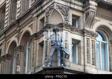 Statua di John Lennon sulla dura giornata di notte Hotel, Liverpool, Merseyside England, Regno Unito Foto Stock