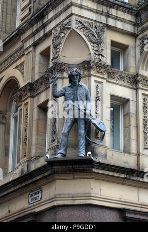 Statua di John Lennon sulla dura giornata di notte Hotel, Liverpool, Merseyside England, Regno Unito Foto Stock