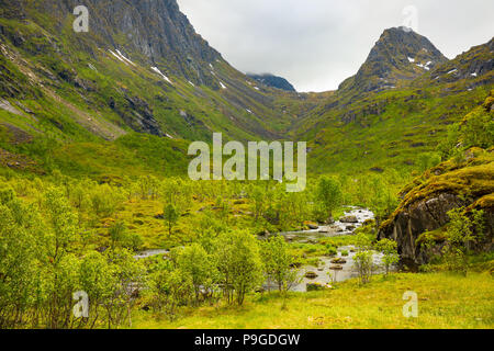 Paesaggio di montagna e incantevole insenatura nel tempo primaverile, Norvegia Foto Stock