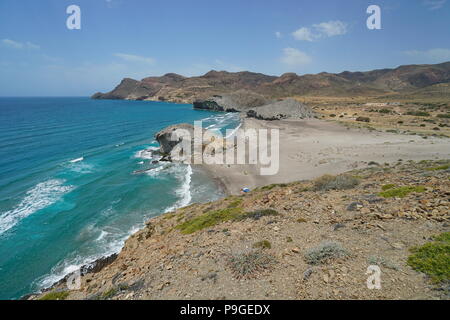 Il paesaggio costiero in Cabo de Gata Nijar - parco naturale, Playa de Mónsul, mare Mediterraneo, Almeria, Andalusia, Spagna Foto Stock
