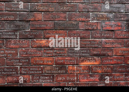 La parete della fama al di fuori del Cavern Club di Mathew Street, Città di Liverpool, Merseyside England, Regno Unito Foto Stock
