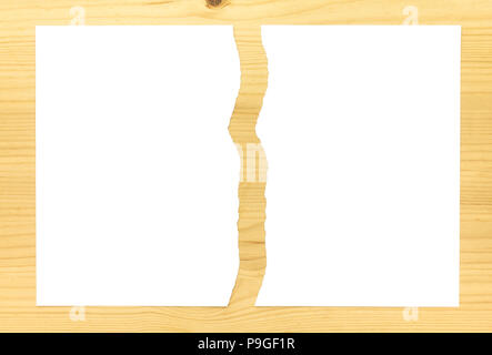Bianco di carta strappata a metà su uno sfondo di legno. White carta strappata 2 parte per separare o la partizione o dividere concetto Foto Stock