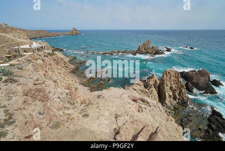 Costa rocciosa presso il capo de Gata, le sirene Reef (Arrecife de Las Sirenas), Cabo de Gata-Níjar parco naturale, mare Mediterraneo, Almeria, Spagna Foto Stock