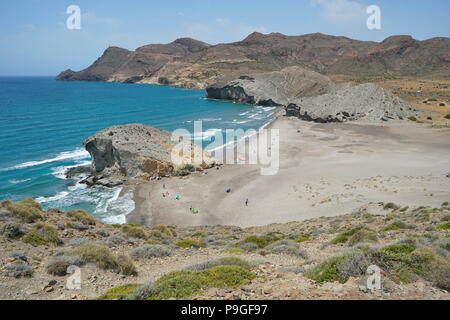 Spiaggia di sabbia e la formazione di roccia sulla riva del mare, Playa de Mónsul nel Cabo de Gata-Níjar parco naturale, mare Mediterraneo, Almeria, Andalusia, Spagna Foto Stock