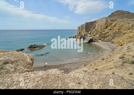 Spiaggia di sabbia e costa rocciosa, Cala los Amarillos nel Cabo de Gata-Níjar parco naturale, mare Mediterraneo, Almeria, Andalusia, Spagna Foto Stock