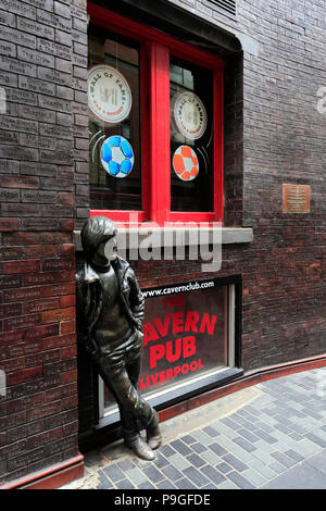 John Lennon statua al di fuori del Cavern Club di Mathew Street, Città di Liverpool, Merseyside England, Regno Unito Foto Stock