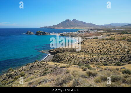 Il paesaggio costiero il villaggio La Isleta del Moro con il massiccio di Los Frailes nel Parco Naturale Cabo de Gata, mare Mediterraneo, Andalusia, Spagna Foto Stock