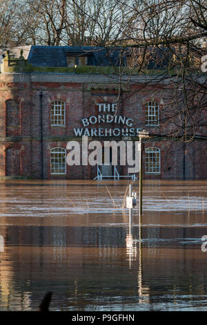 Il magazzino di incollaggio in York visto dal Ponte di Skeldergate durante i pesanti inondazioni in York, North Yorkshire. Foto Stock