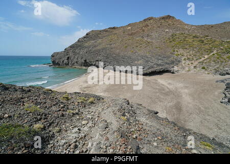Wild spiaggia sabbiosa e rocciosa costa, Cala Principe in Cabo de Gata-Níjar parco naturale, mare Mediterraneo, Almeria, Andalusia, Spagna Foto Stock