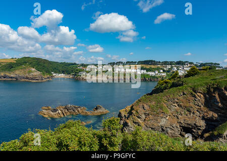 Fowey Cornwall Inghilterra Luglio 14, 2018 Vista di Fowey attraverso l'estuario del fiume da Polruan Foto Stock