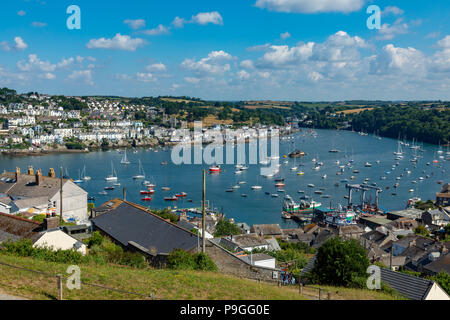 Fowey Cornwall Inghilterra Luglio 14, 2018 Vista di Fowey attraverso l'estuario del fiume da Polruan Foto Stock