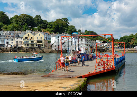 Fowey Cornwall Inghilterra Luglio 14, 2018 Vista sul Fiume Fowey da Bodinnick, mostrando il traghetto per auto Foto Stock