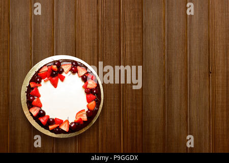 Deliziosa torta con ciliegie fragole e crema di cioccolato Foto Stock