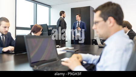 La gente di affari in moderno ufficio aziendale. Foto Stock