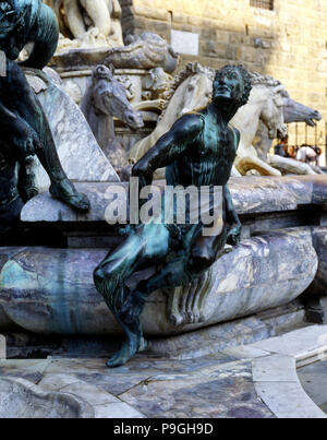 Fontana del Nettuno in Piazza della Signoria, dettaglio del set di figure che circonda il br… Foto Stock